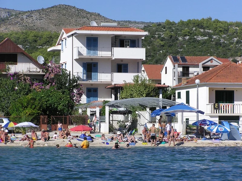 Accommodation + boat