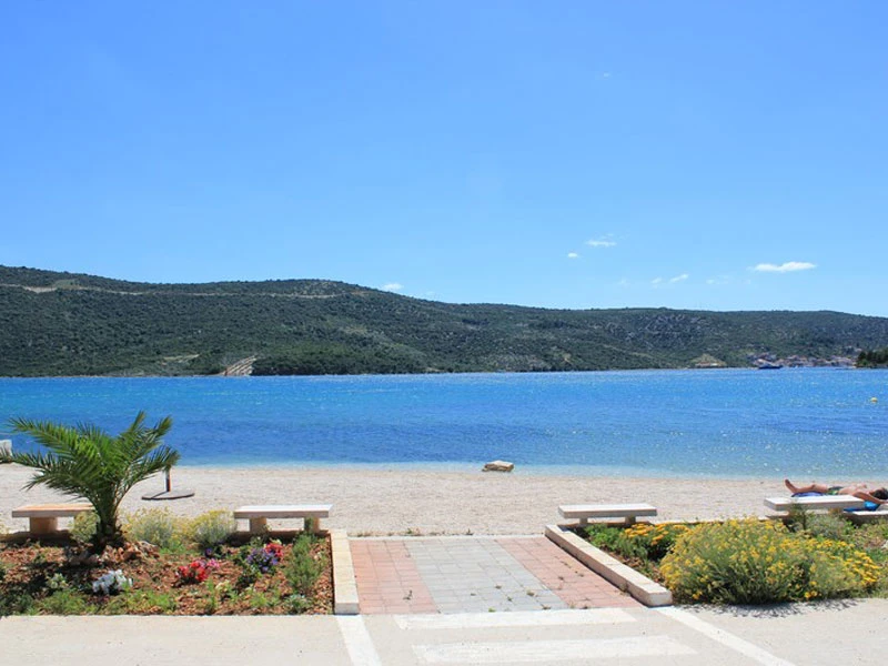 Accommodation + boat