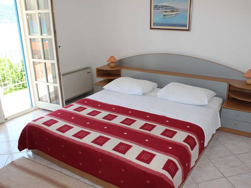Accommodation + boat