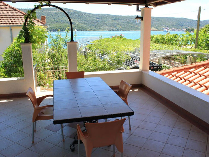 Accommodation + boat